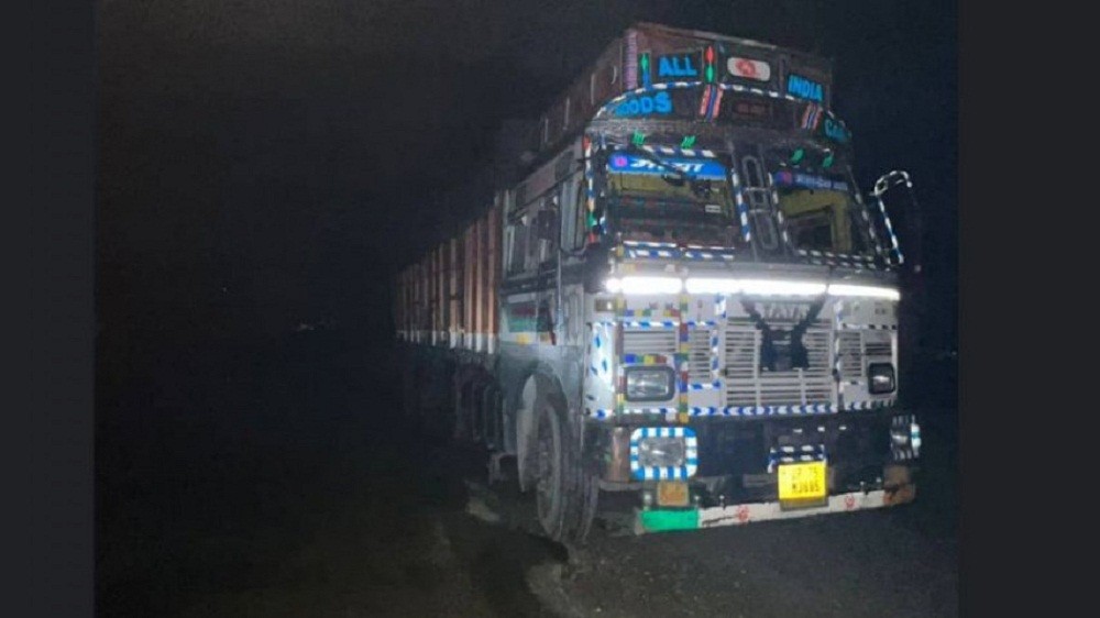 ५७ लाखको अवैध तेलसहित भारतीय ट्रक नियन्त्रणमा 